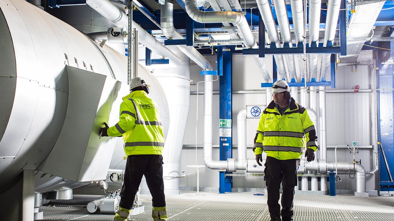 Two employees passing in the Craigellachie plant